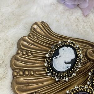 🛍️2/$30 Lady Gold and Black Cameo Brooch Pin